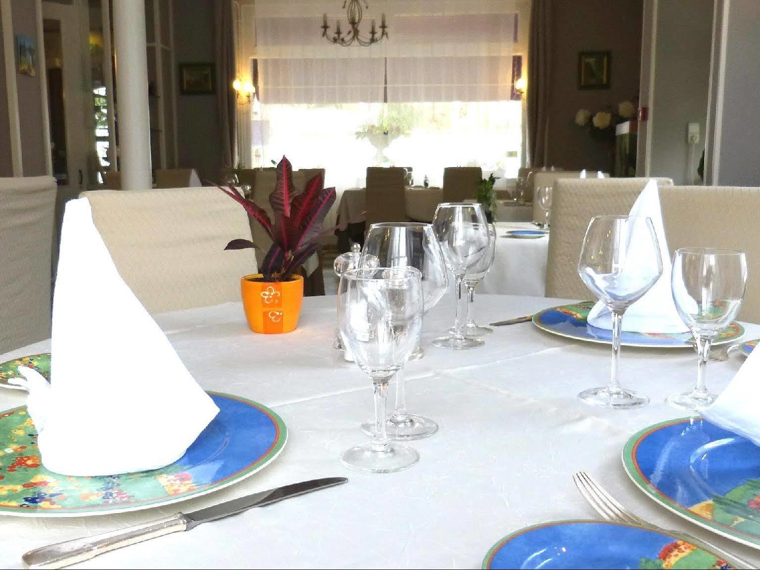 Hotel Restaurant "Le Relais" Courtenay  Dış mekan fotoğraf